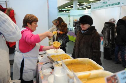 Московский Международный Фестиваль Сладостей на ВВЦ. На снимке:  женщина продает мед.