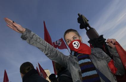 Активистка `Авангарда красной молодежи` (АКМ) во время митинга в честь 7 ноября у памятника Ленину.