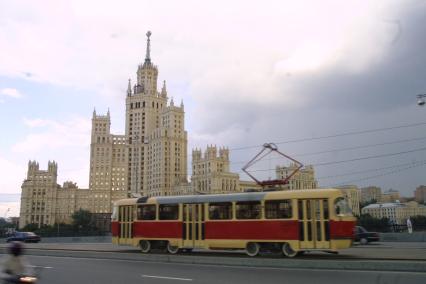 Виды Москвы. На снимке: жилой дом на Котельнической набережной. Трамвай `А` (Аннушка).