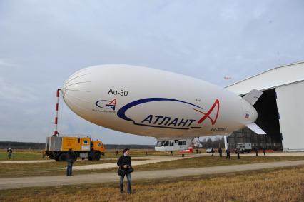 Воздухоплавательный центр `Авгуръ`. На снимке: дирижабль `Атлант`.