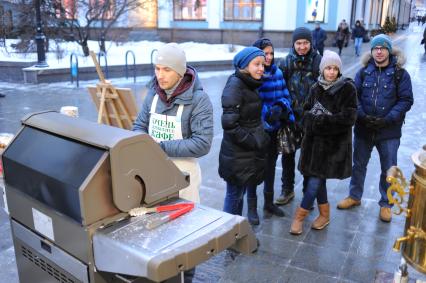 Станция `Теплое место` открылась в Столешниковом переулке. На снимке: продавец в фартуке с надписью `Очень домашнее кафе`.