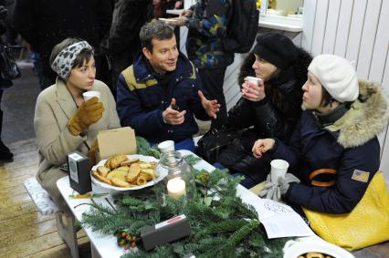 Станция `Теплое место` открылась в Столешниковом переулке. На снимке: люди пьют чай.