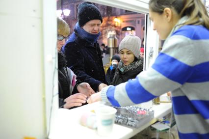 Станция `Теплое место` открылась в Столешниковом переулке. На снимке: руководитель Департамента культуры Москвы Сергей Капков.