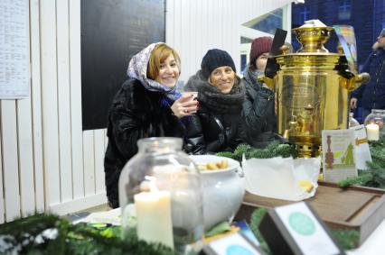 Станция `Теплое место` открылась в Столешниковом переулке. На снимке: девушки пьют чай.