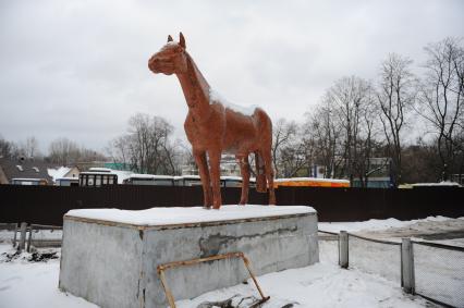 ВВЦ. На снимке: скульптура коня у павильона `Коневодство`.