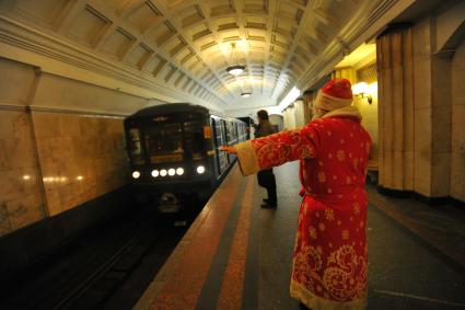 Московский метрополитен. На снимке: Дед Мороз тормозит поезд.