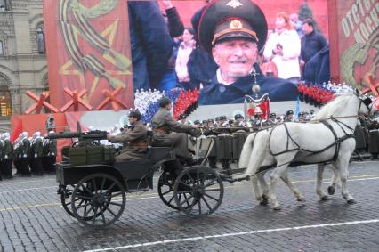 Торжественный марш, посвященный 72-й годовщине исторического парада на Красной площади 7 ноября 1941 года. На снимке: участники парада в форме Красной армии времен Великой Отечественной войны