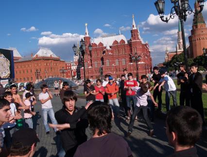 Представители грузинской диаспоры танцуют лезгинку на Красной Площади.