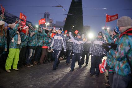 Олимпийский огонь на главной площади Екатеринбурга.