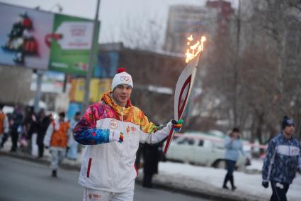 Эстафету олимпийского огня принял олимпийский чемпион по боксу Егор Мехонцев.