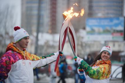 Эстафету олимпийского огня принял олимпийский чемпион по боксу Егор Мехонцев.