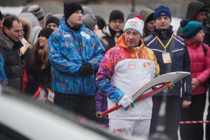 Эстафету олимпийского огня принял полномочный представитель президента в УрФО Игорь Холманских.