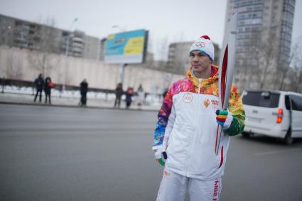 Эстафету олимпийского огня принял олимпийский чемпион по боксу Егор Мехонцев.