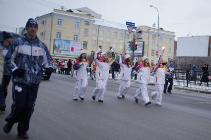 Массовый забег с олимпийским огнем по Екатеринбургу.