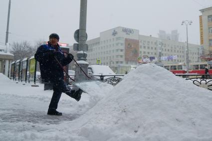 Снегопад в Екатеринбурге. На снимке: дворник гастарбайтер убирает снег с улиц.