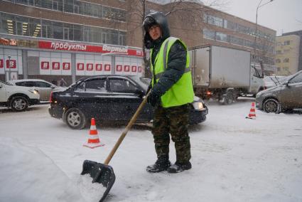 Снегопад в Екатеринбурге. На снимке: дворник гастарбайтер убирает снег с улиц.