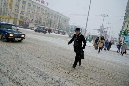 Снегопад в Екатеринбурге. На снимке: пешеходы переходят улицу по пешеходному переходу.