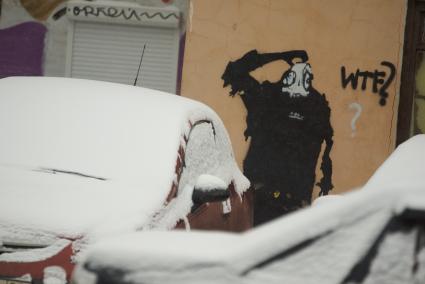 Снегопад в Екатеринбурге. На снимке: рисунок на стене: удивленный человек с надписью `WTF?`.