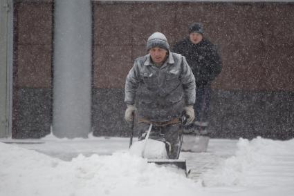 Снегопад в Екатеринбурге. На снимке: двирник убирает снег с улицы.