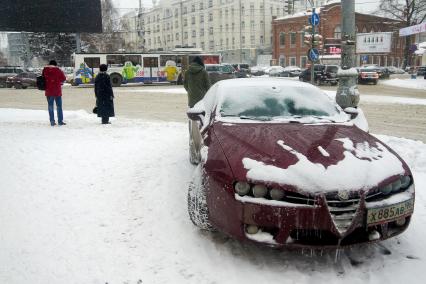 Снегопад в Екатеринбурге. На снимке: автомобиль припаркованный на пешеходной зоне.