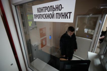 Центр временного содержания для незаконных мигрантов, ожидающих департации на родину Екатеринбурге. На снимке: контрольно-пропускной пункт.