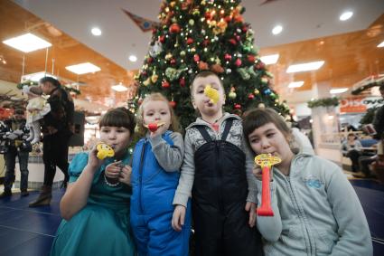 Акция празднования дня рождения для тех, кто родился 31 декабря. На снимке: дети около новогодней елки.