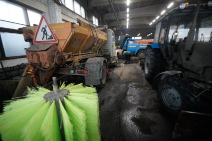 Дорожно-эксплуатационное управление. На снимке: гараж для хранения уборочной техники.