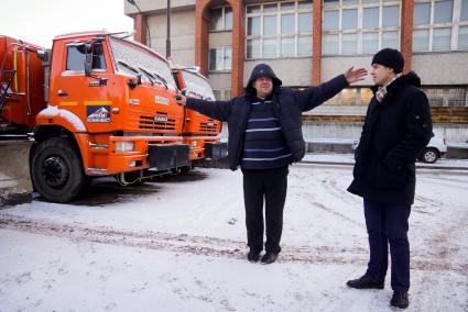 Дорожно-эксплуатационное управление. На снимке:  уборочная техника.