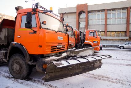 Дорожно-эксплуатационное управление. На снимке:  уборочная техника.