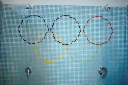 Соревнования по плаванию на кубок Александра Попова. На снимке: олимпийский кольца мозаикой на стене в душевой бассейна.