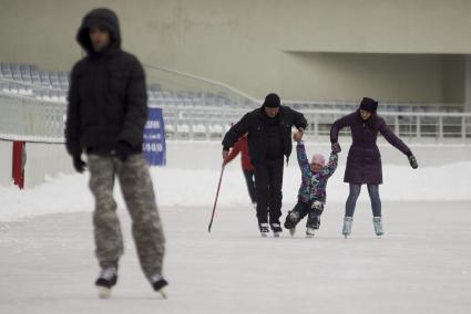Каток на центральном стадионе Екатеринбурга. На снимке: родители учат ребенка кататься на коньках.