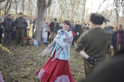 Фестиваль традиционной мужской культуры `Дмитриев день`. На снимке: девушка танцует с мужчиной.