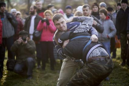 Фестиваль традиционной мужской культуры `Дмитриев день`. На снимке: мужская борьба.