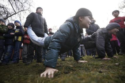 Фестиваль традиционной мужской культуры `Дмитриев день`. На снимке: ребенок ходит на руках, другой ребенок держит первого за ноги.