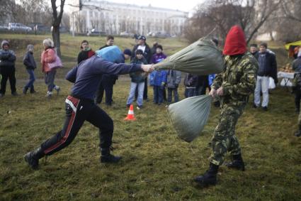 Фестиваль традиционной мужской культуры `Дмитриев день`. На снимке: бой мешками в слепую.