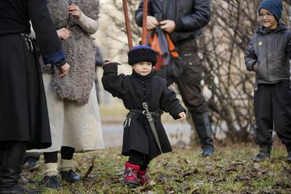 Фестиваль традиционной мужской культуры `Дмитриев день`. На снимке: ребенок в казачьей одежде с кинжалом.