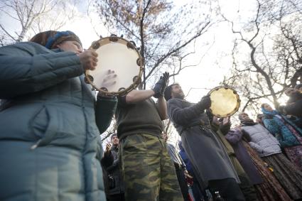 Фестиваль традиционной мужской культуры `Дмитриев день`. На снимке: зрители подбадривают танцоров бубнами.