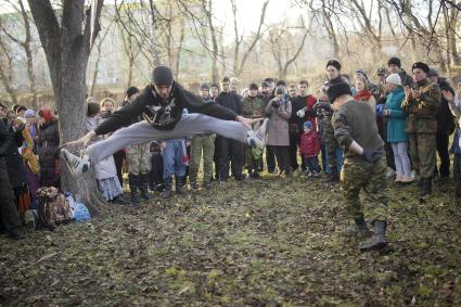 Фестиваль традиционной мужской культуры `Дмитриев день`. На снимке: мужчины танцуют.