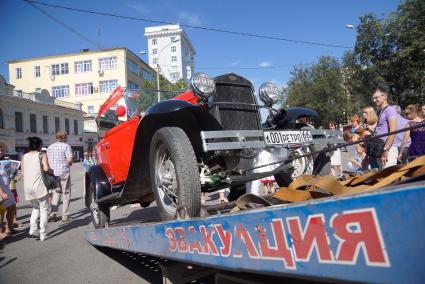 День города в Екатеринбурге. На снимке: раритетный автомобиль грузят на эвакуатор.