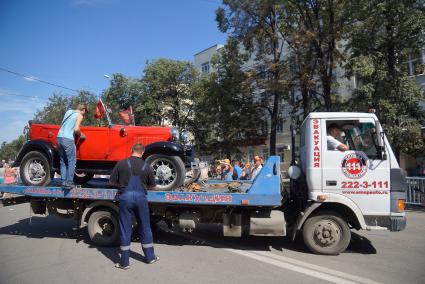 День города в Екатеринбурге. На снимке: раритетный автомобиль грузят на эвакуатор.