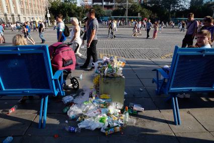 День города в Екатеринбурге. На снимке: мусор между двумя городскими лавочками.