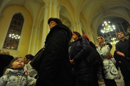 Собор Непорочного Зачатия Пресвятой Девы Марии на Малой Грузинской улице. На снимке: прихожане во время Всенощной службы в Рождественский сочельник.