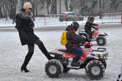 Зима в Москве. На снимке: дети катаются на квадрациклах.