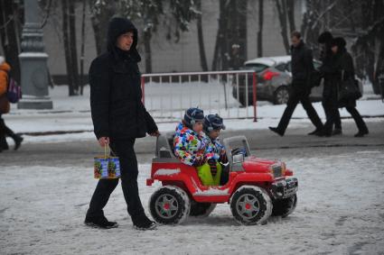 Зима в Москве. На снимке: дети катаются на квадрациклах.