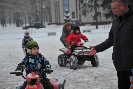 Зима в Москве. На снимке: дети катаются на квадрациклах.