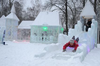 Открытие проекта `Планета LЁD` в московском парке культуры и отдыха `Сокольники`. На снимке: женщина скатывается с ледяной горки.