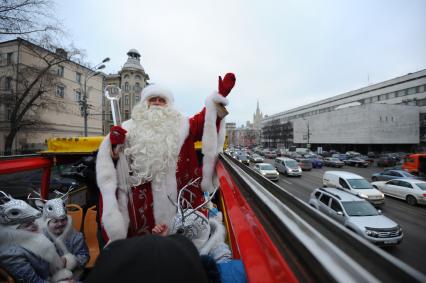 Главный Всероссийский Дед Мороз из Великого Устюга прибыл в Москву. На снимке: Дед Мороз во время прогулки по Садовому кольцу на даблдекере.