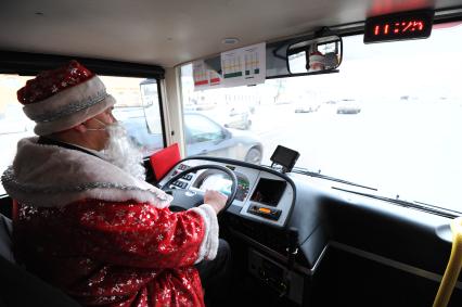 Главный Всероссийский Дед Мороз из Великого Устюга прибыл в Москву. На снимке: водитель Деда Мороза за рулем даблдекера во время поездки по Садовому кольцу.