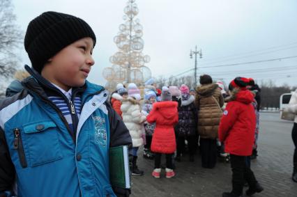 Новогодняя акция КП на смотровой площадке Воробьевых гор. На снимке: телеведущая КП Арина Горшкова и корреспондент КП Олег Адамович раздает подарки детям.