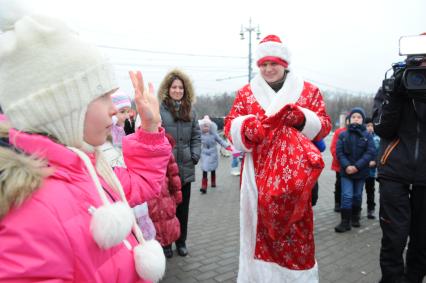 Новогодняя акция КП на смотровой площадке Воробьевых гор. На снимке: корреспондент КП Олег Адамович раздает подарки детям.